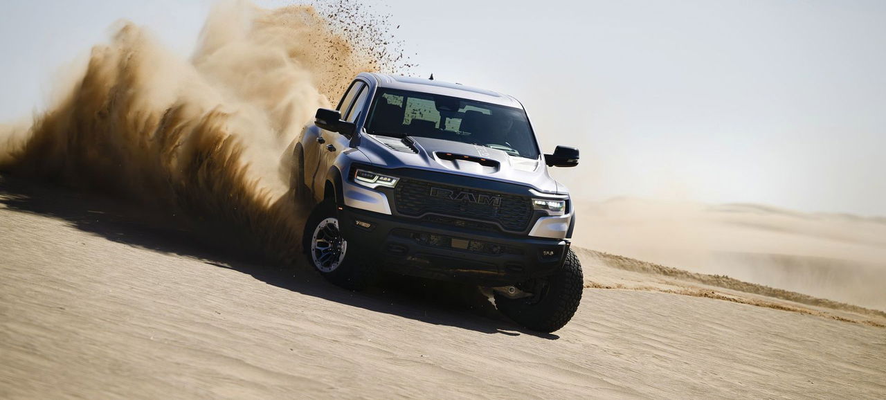 Potente pick-up Ram en acción sobre la arena, destacando su capacidad off-road