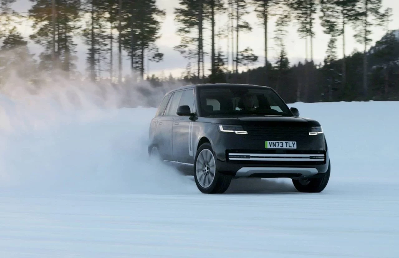 Vistazo dinámico del nuevo Range Rover eléctrico en pruebas sobre nieve.