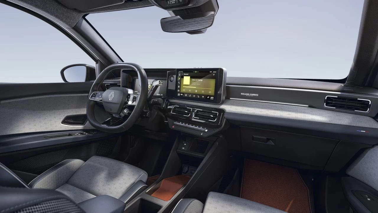 Vista de la cabina del Renault 5 Roland Garros 2025, destacando su diseño y ergonomía.