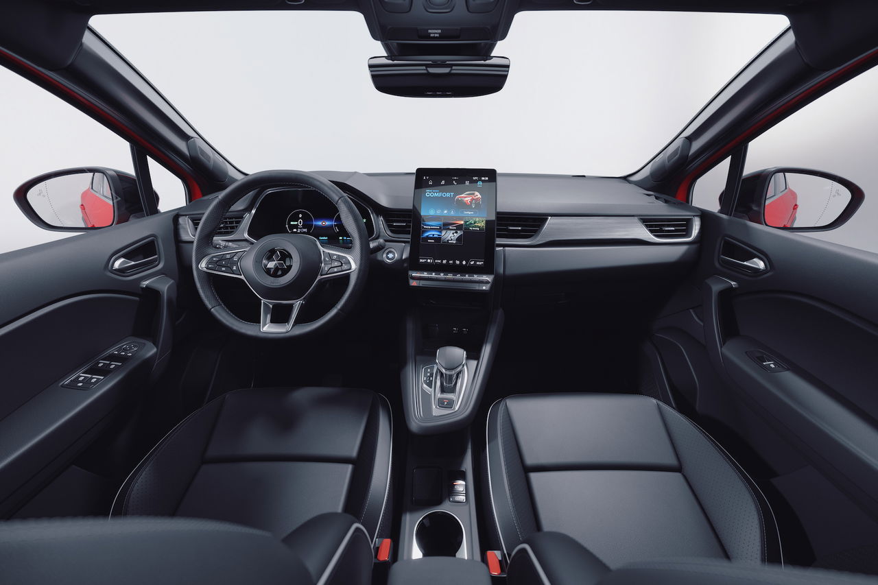 Vista moderna y minimalista del habitáculo del Renault Captur 2024, destacando su pantalla central.