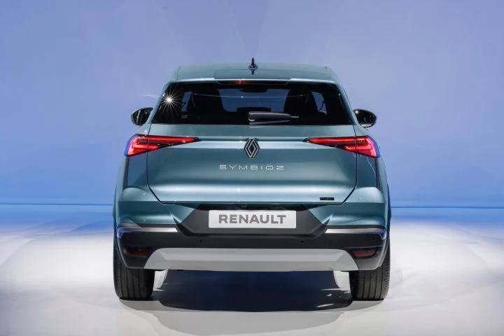Vista trasera del Renault Symbioz destacando su diseño futurista e iluminación LED.