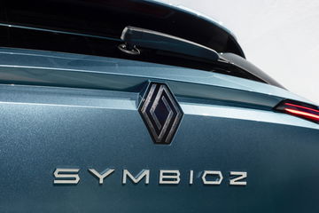 Vista trasera parcial del Renault Symbioz destacando su distintivo diseño y logotipo.