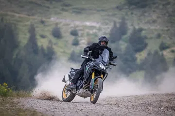 Motorista maniobrando la Rieju Aventura 500 en terreno off-road, destacando su capacidad todoterreno.