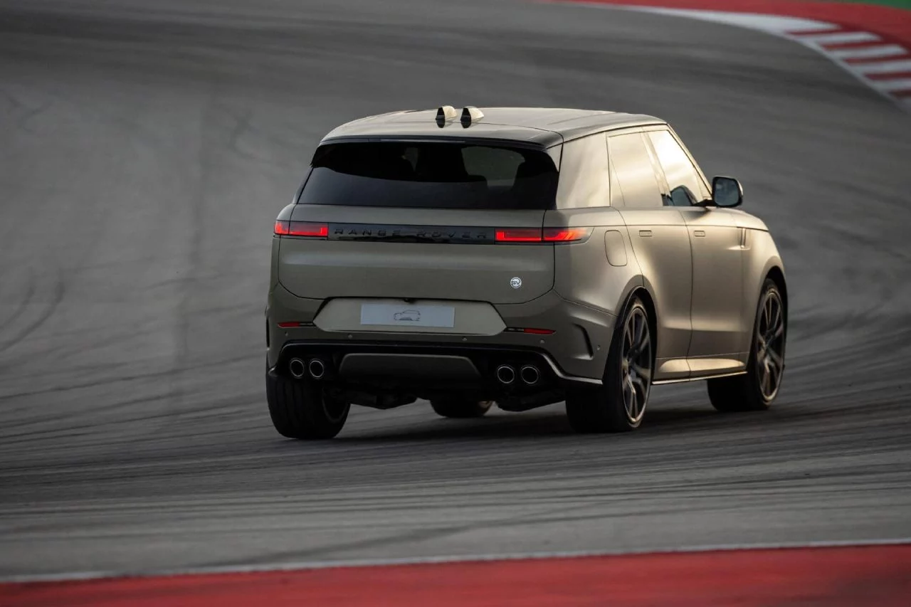 Vista trasera y lateral del Range Rover Sport en color bronce carbono