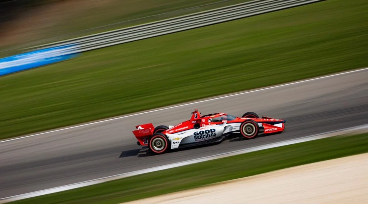 Monoplaza de Team Penske capturado en dinámica lateral en Barber 2024.