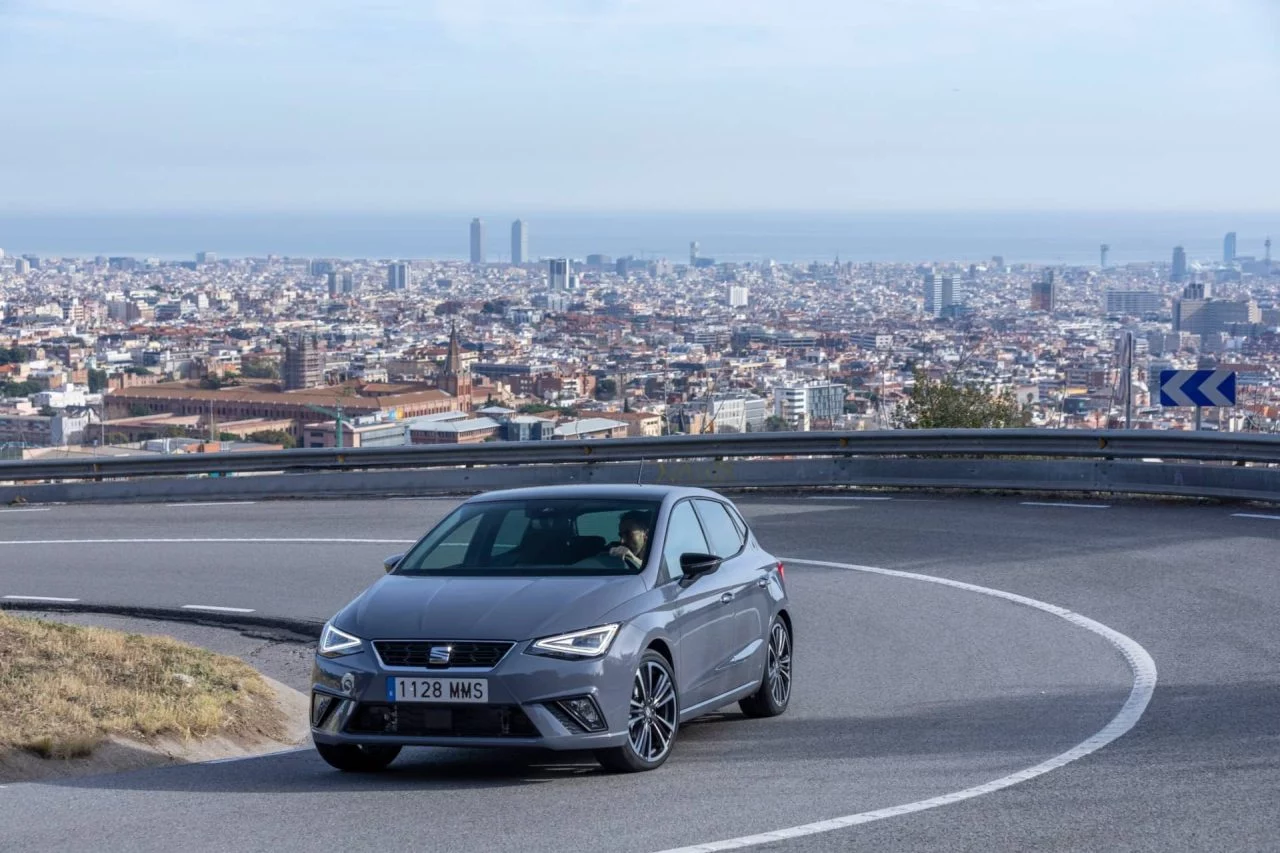 Vista delantera y lateral del Seat Ibiza FR con Barcelona de fondo