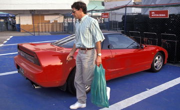 Ayrton Senna junto a un Honda NSX rojo, mostrando el perfil lateral del deportivo.