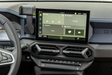 Vista del sistema de infotainment del Dacia Duster, nítida y funcional.