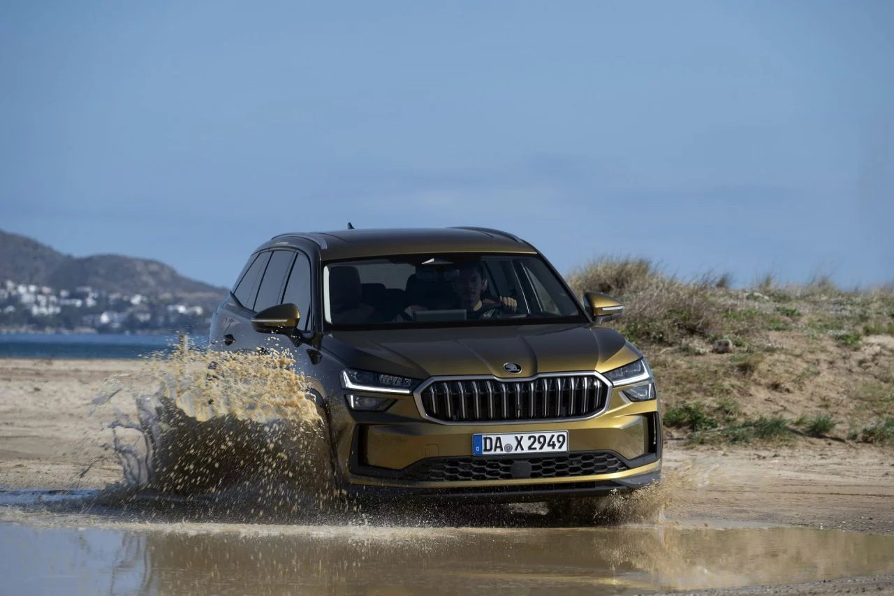 El Škoda Kodiaq 2024 demuestra su capacidad off-road, avanzando por terreno húmedo y generando estela.