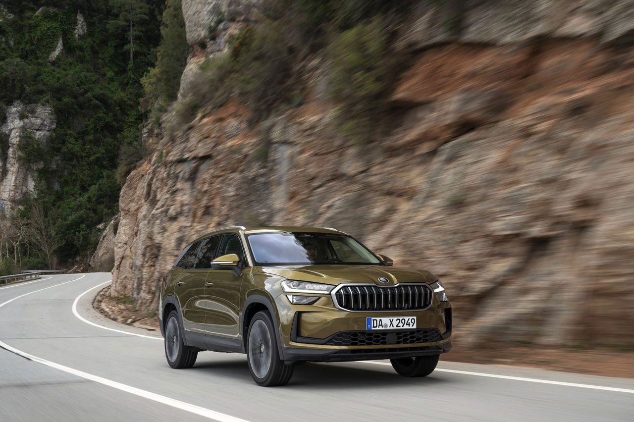 Vista dinámica del Skoda Kodiaq 2024 en carretera, destacando su diseño lateral.