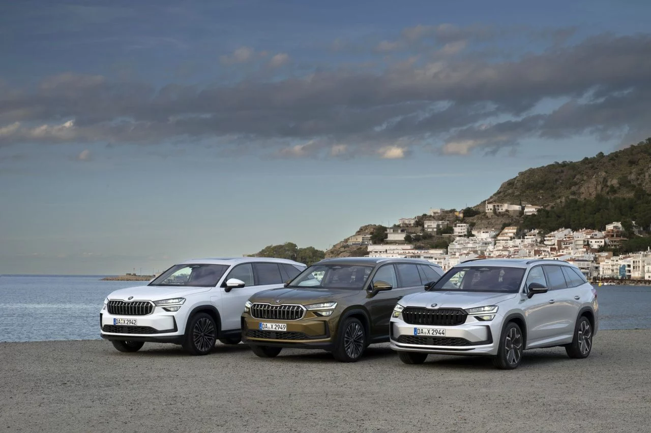 Tres modelos del Skoda Kodiaq 2024 alineados frente a un paisaje marino.