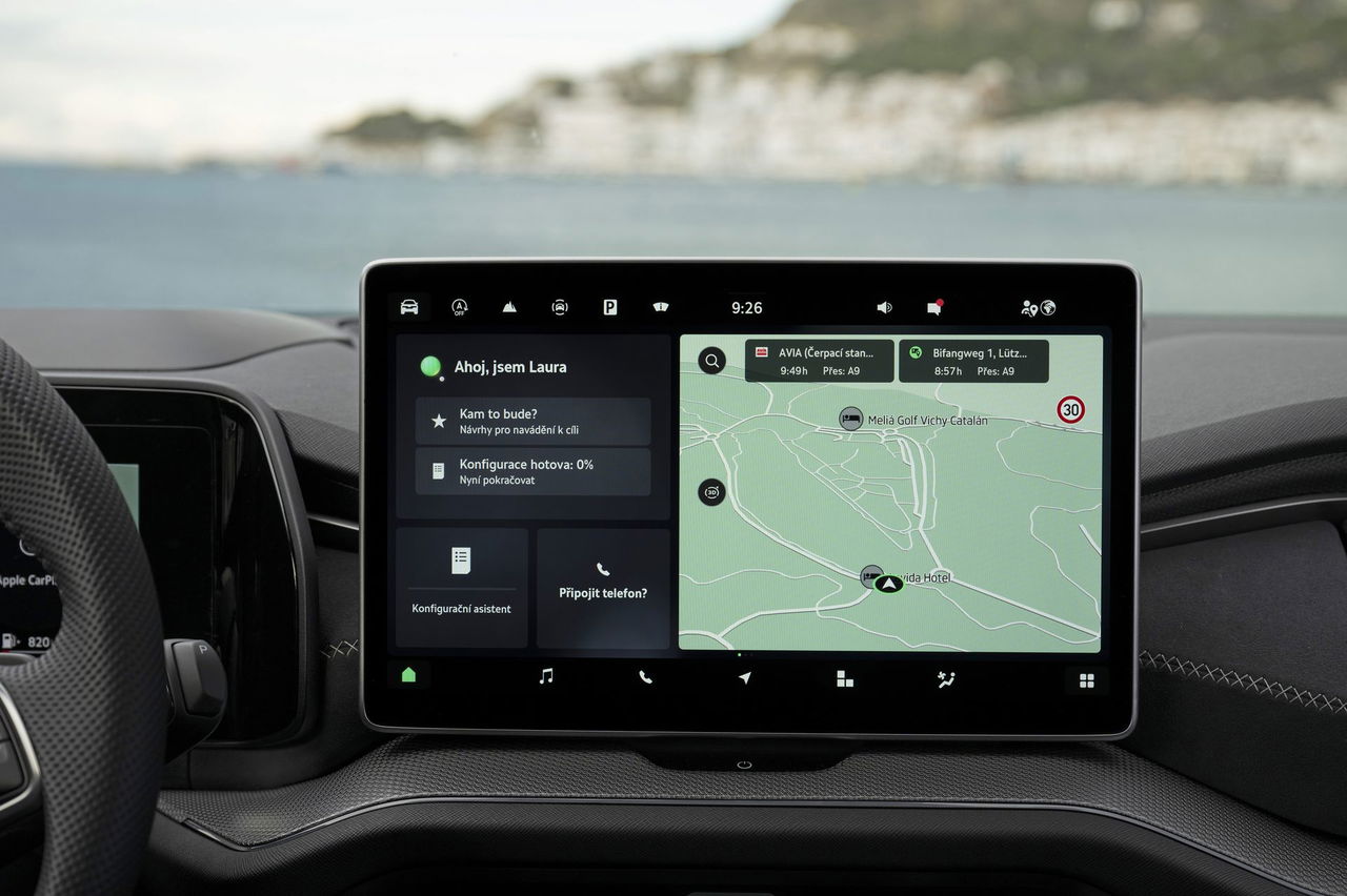 Vista del sistema de infotainment del Skoda Kodiaq 2024, destacando su pantalla táctil.