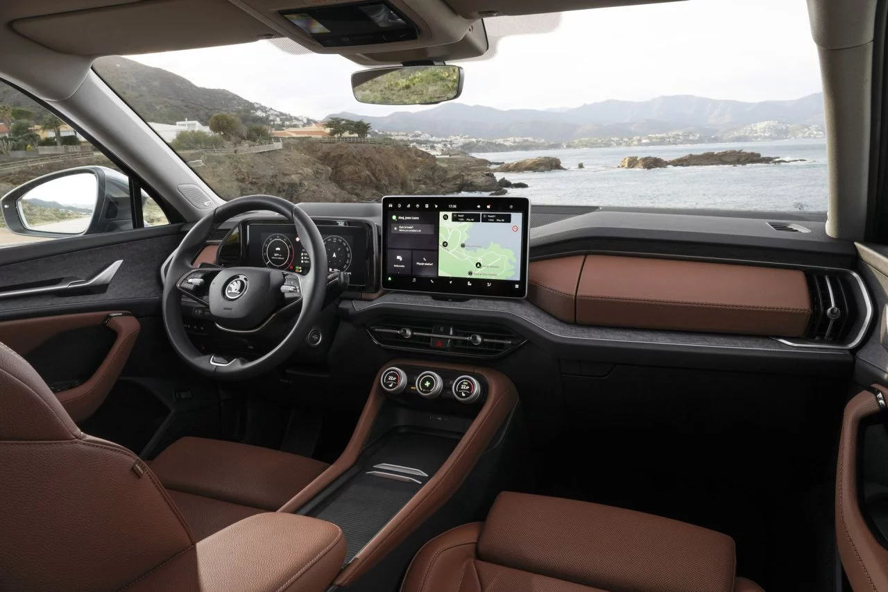 Vista delantera del habitáculo del Škoda Kodiaq 2024, destacando la calidad y diseño moderno.