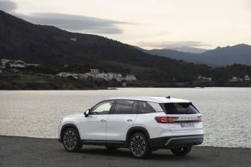 Vista trasera lateral del Skoda Kodiaq 2024 destacando su diseño y entorno.