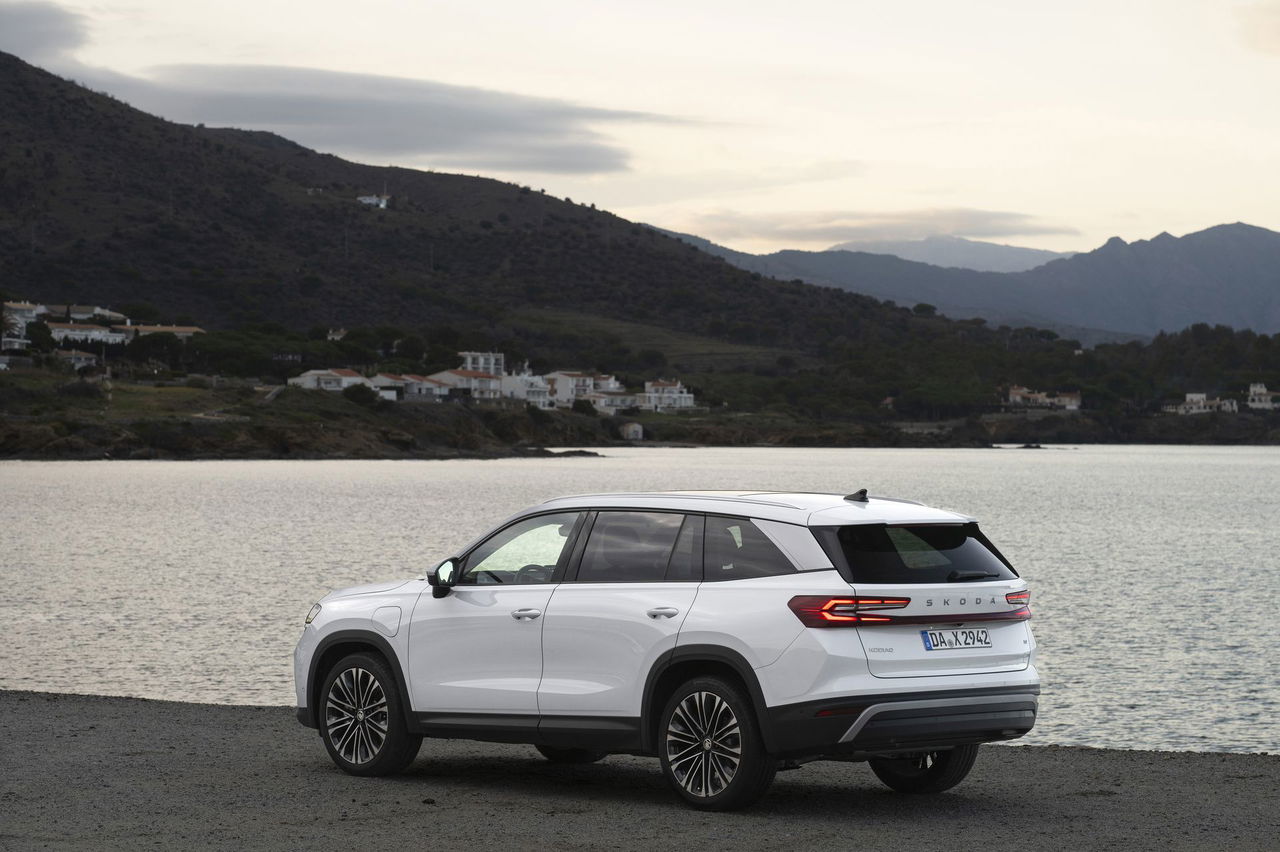 Vista trasera lateral del Skoda Kodiaq 2024 destacando su diseño y entorno.