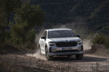 Vista dinámica del Škoda Kodiaq 2024 en una ruta de tierra.