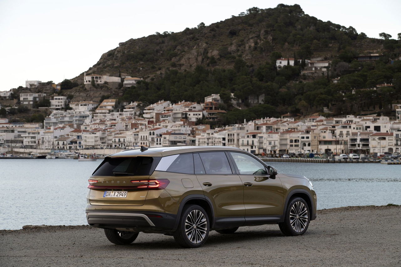 Vista trasera y lateral del Škoda Kodiaq 2024 en entorno natural.