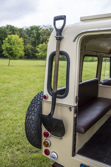 Tomamos un detalle del Skoda Trekka mostrando su rústica pala, esencial para la aventura off-road.