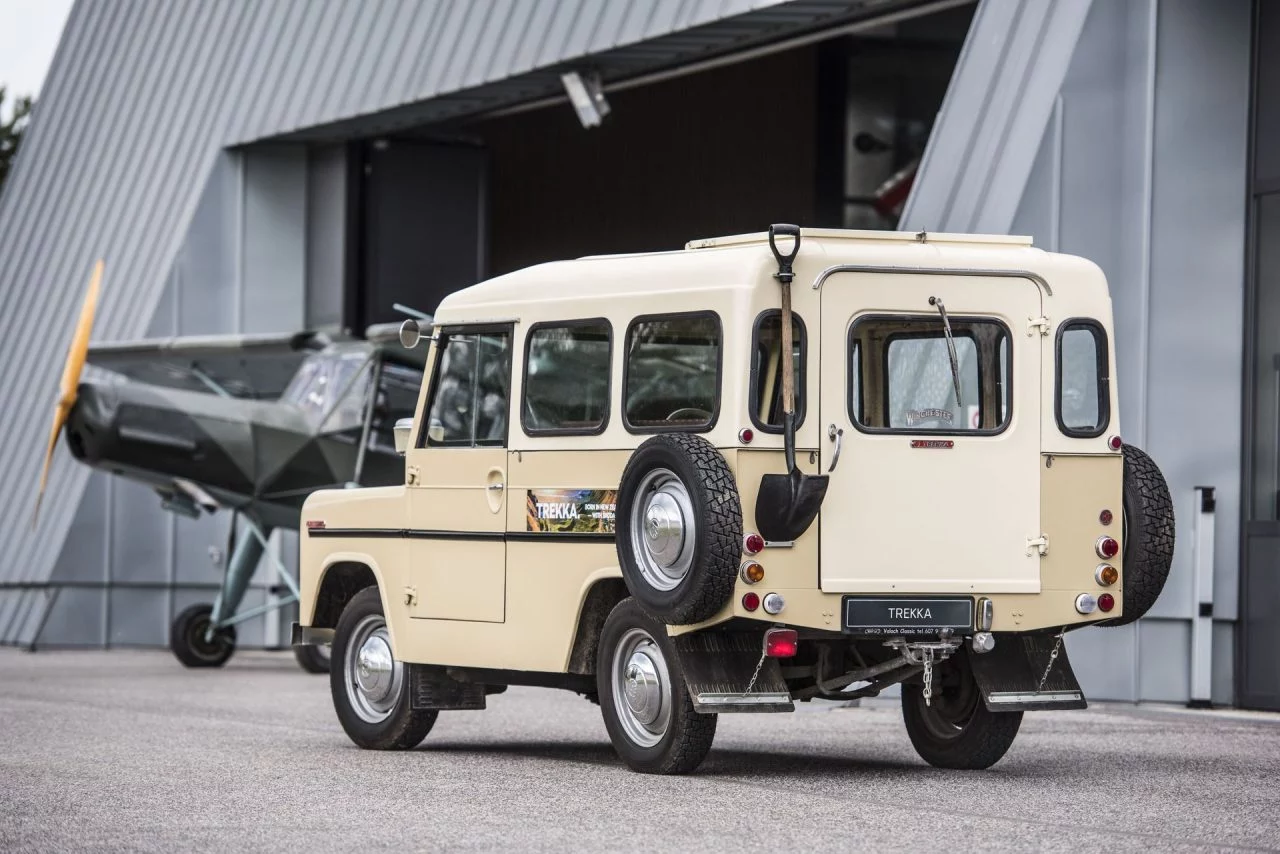 Vista trasera y lateral del Skoda Trekka en un contexto histórico aeronáutico.