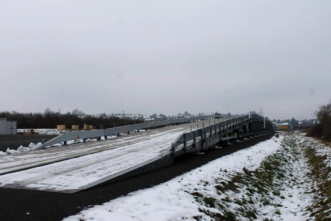 Puente prefabricado posiblemente para uso en infraestructuras de transportación.