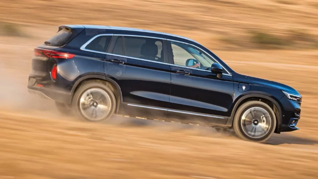 SUV mostrando su capacidad en terreno arenoso, destacando líneas dinámicas.