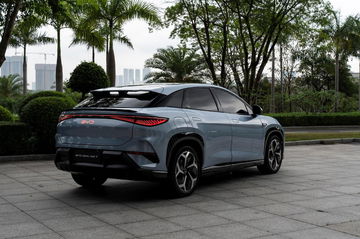 Vista trasera y lateral de un SUV eléctrico, destacando su diseño moderno y aerodinámico.