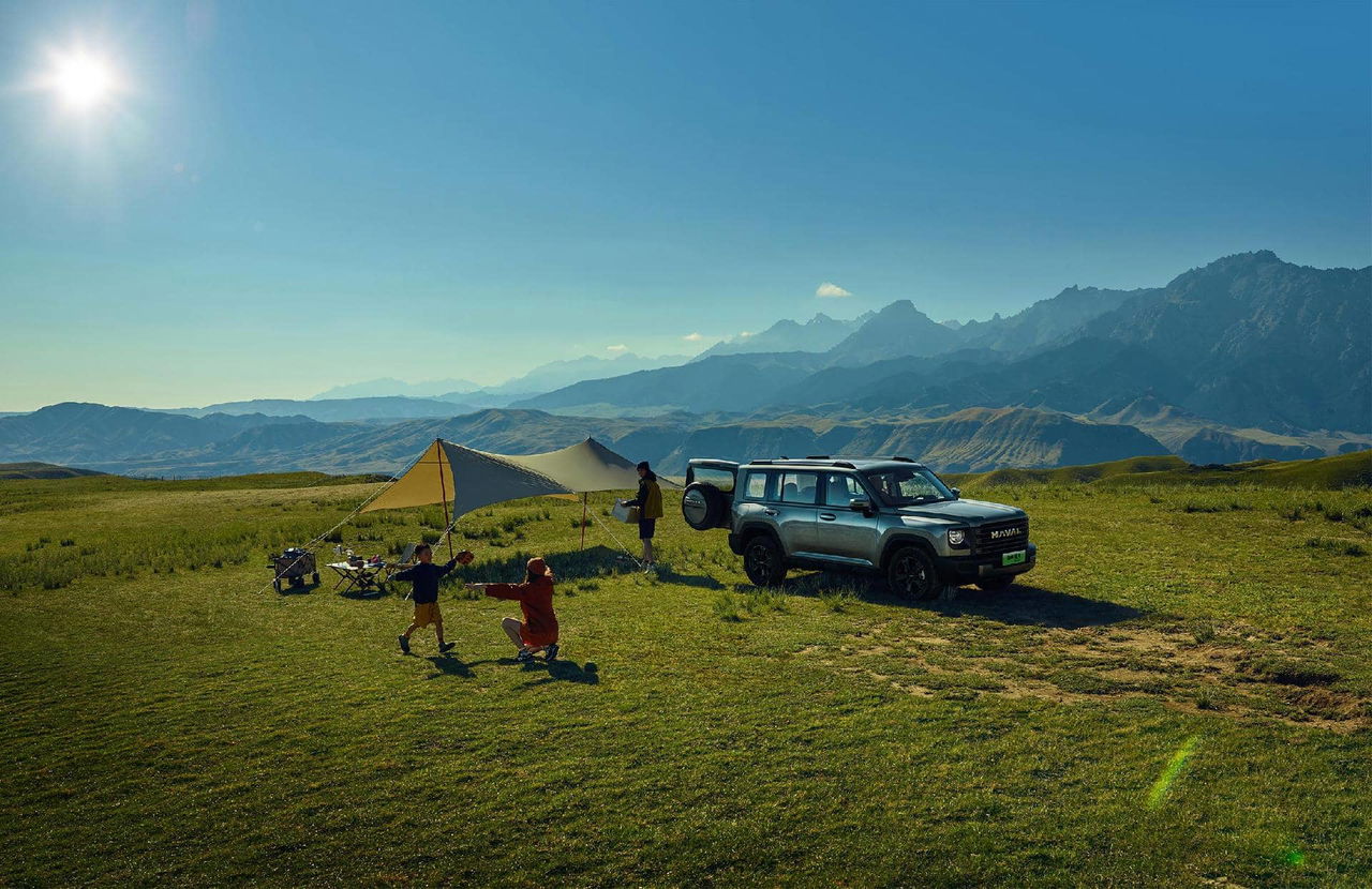 Vehículo SUV robusto perfecto para aventuras al aire libre en montaña.