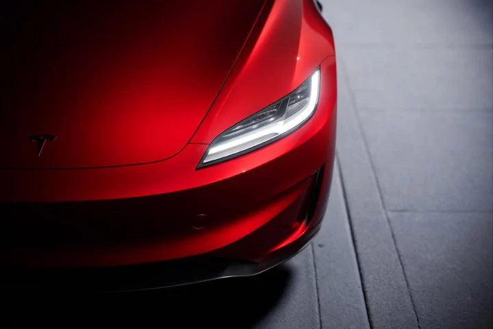 Vista detallada de la parte delantera del Tesla Model 3 Performance, enfocando faros y fascia.