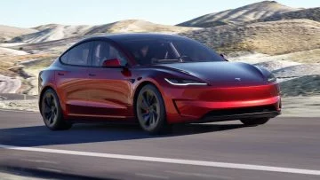 Tesla Model 3 Performance en movimiento, diseño limpio y aerodinámico.