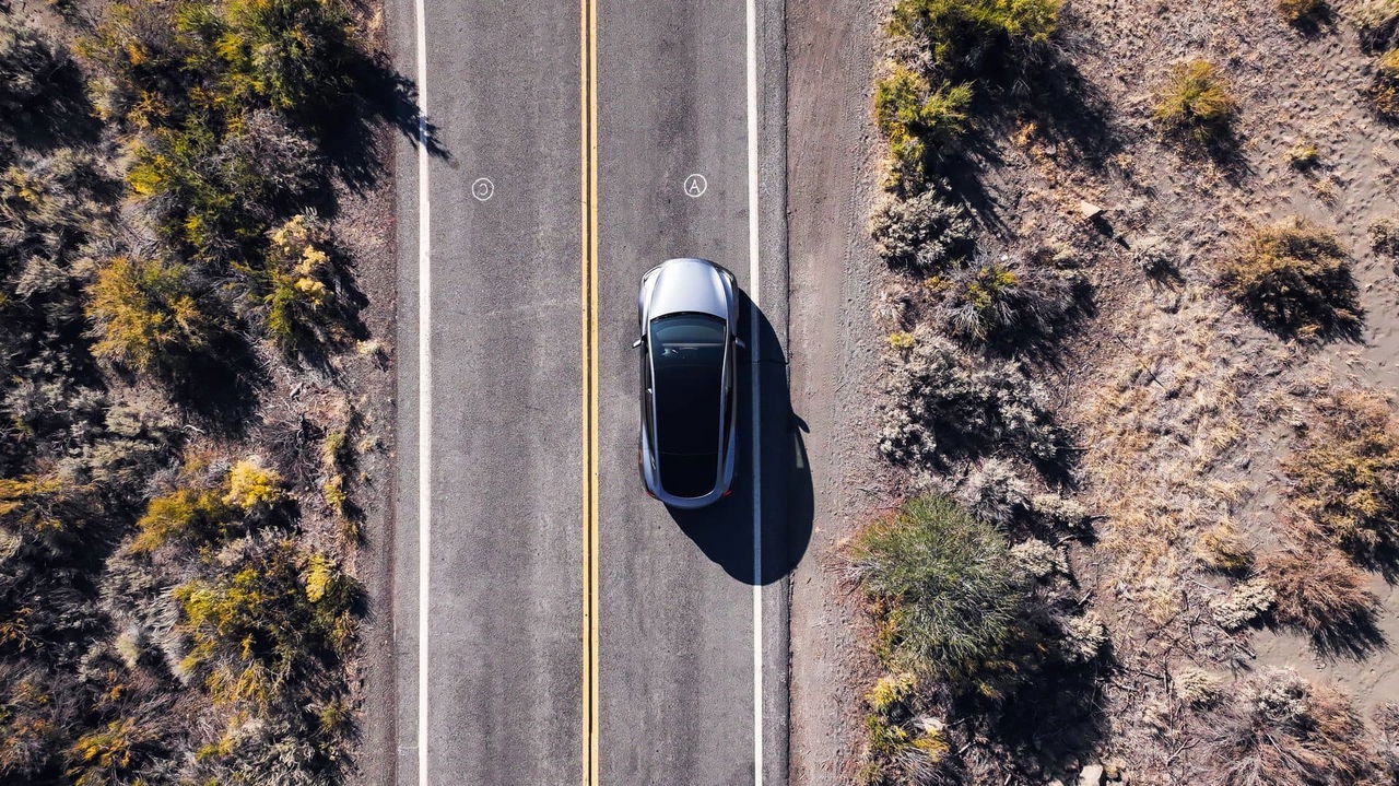 Vista aérea del Tesla Model Y 2024 que muestra su techo panorámico y línea lateral.