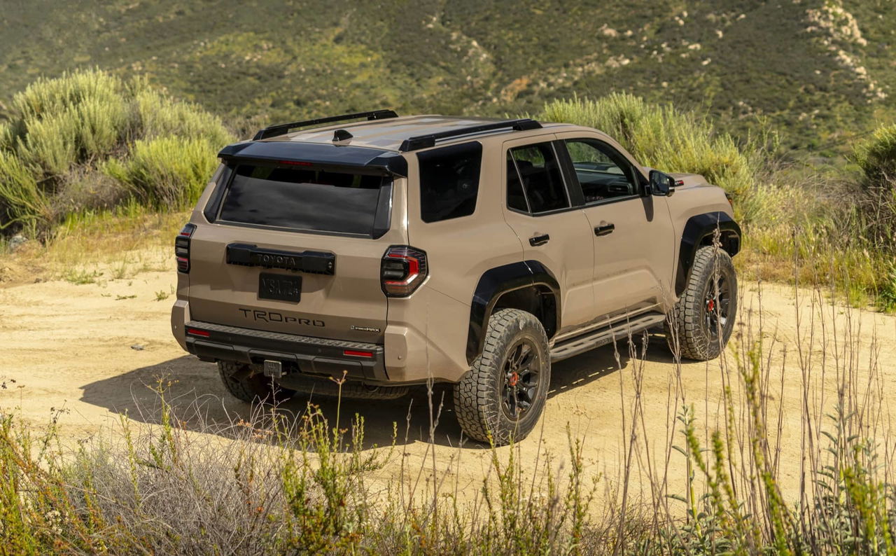 Vista trasera y lateral del Toyota 4Runner 2025 en entorno natural