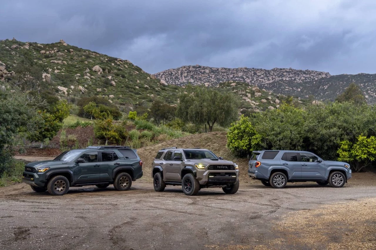 Vista lateral de la nueva Toyota 4Runner 2025 en un entorno off-road.