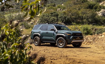 Vista lateral del Toyota 4Runner 2025 en terreno montañoso, destacando su capacidad todoterreno.