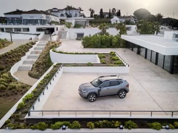 Dacia Duster capturado desde una perspectiva aérea destacando su diseño de techo.