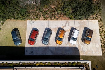 Vista aérea de la gama Dacia Duster, mostrando diseño de techo y formas.