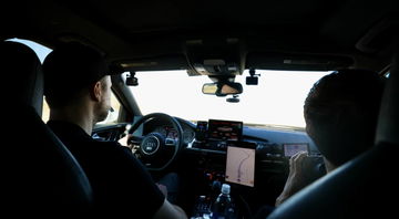 Vista delantera de la cabina de un Audi, mostrando el diseño del salpicadero y la disposición de los asientos.