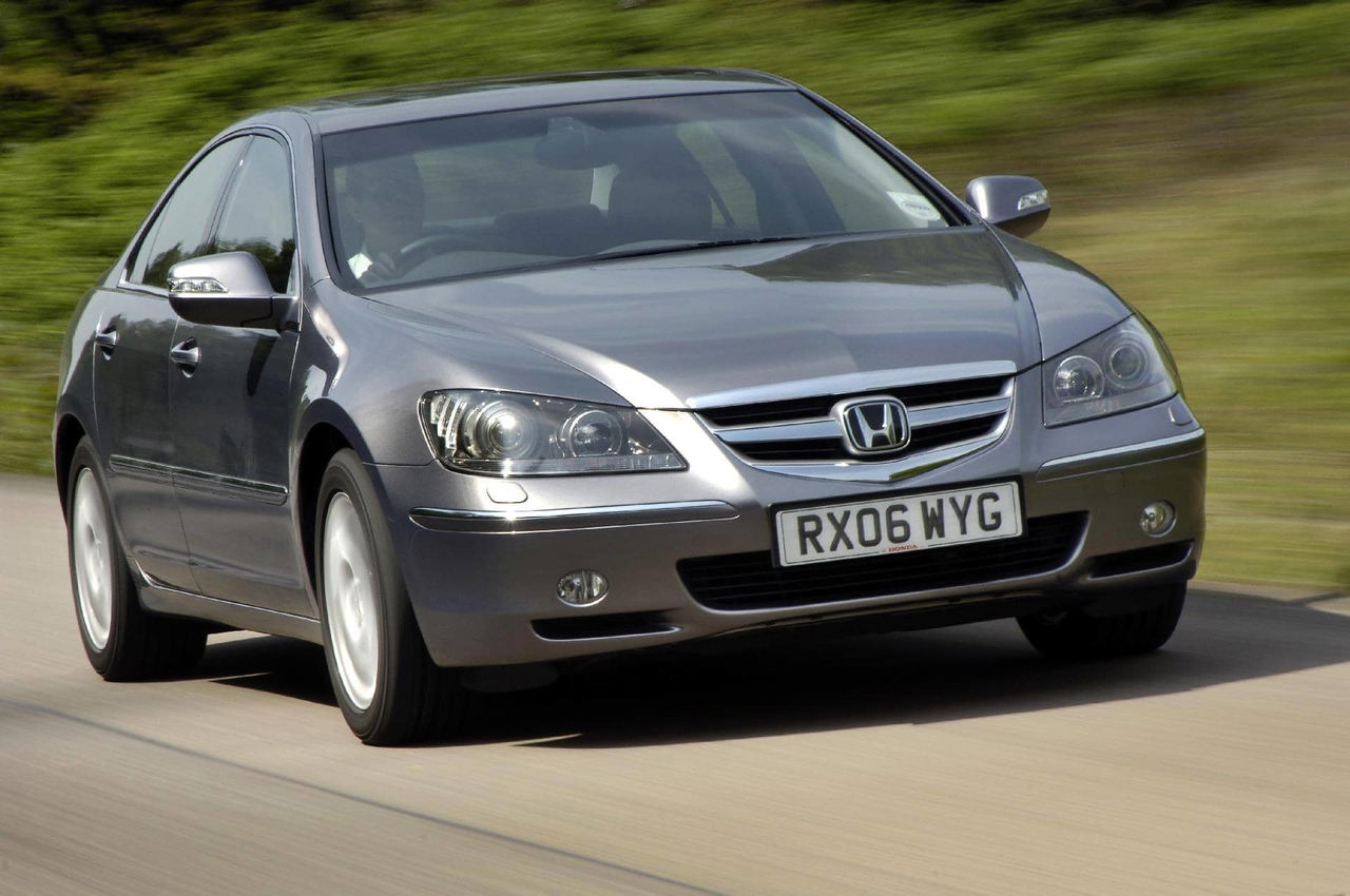 Honda Legend capturado en dinámica, mostrando su diseño frontal y perfil