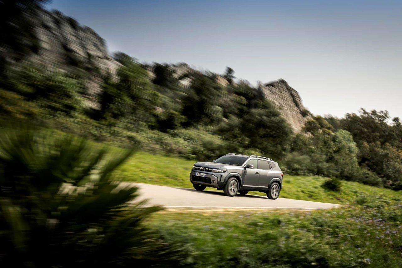 Vista en ángulo del Dacia Duster perfilando su diseño lateral robusto y aventurero.