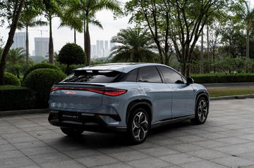 Imagen del nuevo SUV completamente eléctrico BYD en posición trasera-lateral, destacando su diseño aerodinámico.