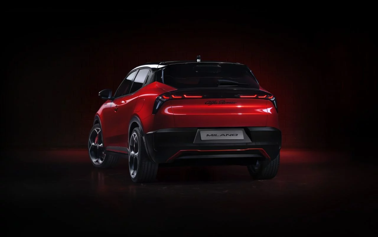 Imagen del Alfa Romeo Tonale destacando su diseño trasero y lateral con iluminación dramática