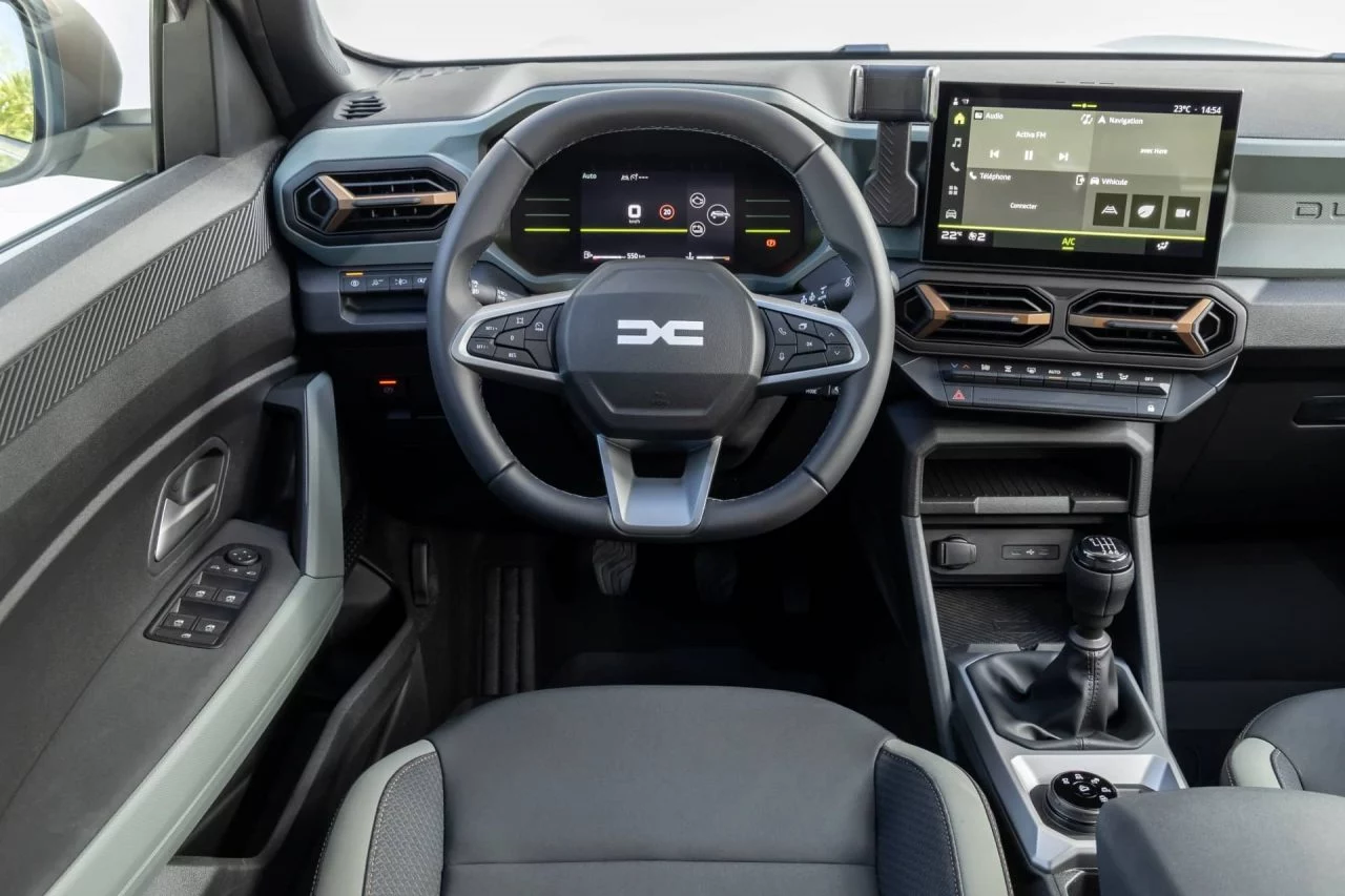 Volante y sistema de infotainment del Dacia Duster, visión clara del habitáculo.