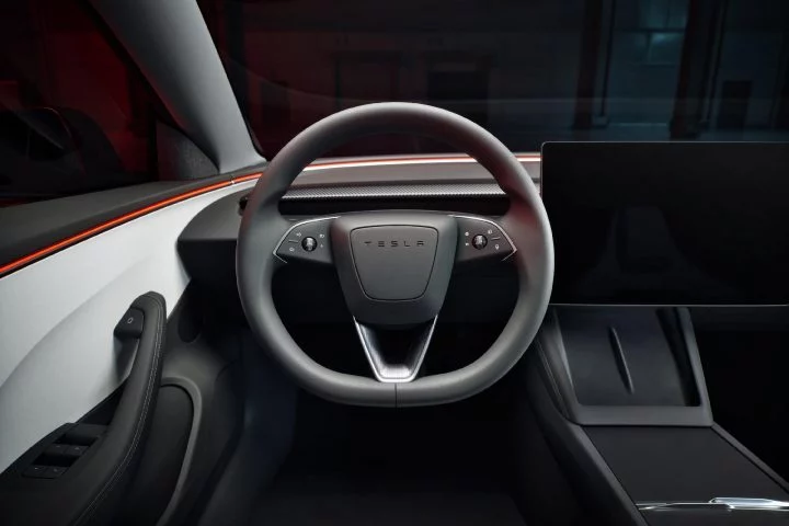 Vista del volante y consola central del Tesla Model 3 Performance, enfatizando su diseño minimalista.