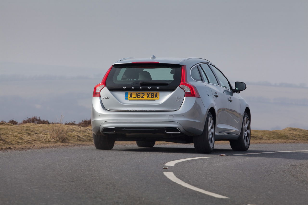 Vista dinámica del Volvo V60 D6 mostrando su perfil y diseño trasero