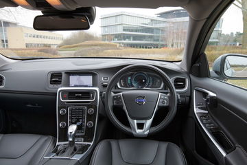 Vista del interior del Volvo V60 D6 PHEV mostrando volante y consola central.