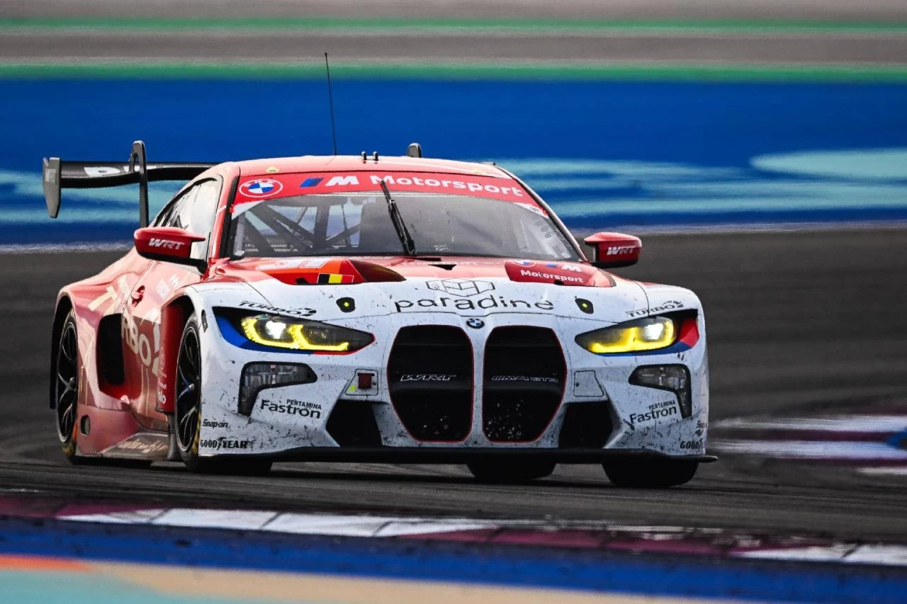 BMW M8 en competición, destacan aerodinámica y librea de carrera.