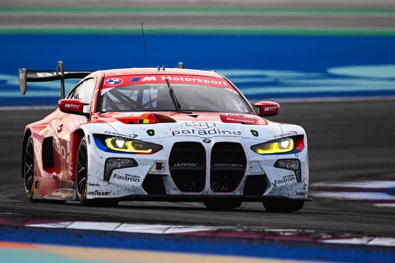 BMW M8 en competición, destacan aerodinámica y librea de carrera.