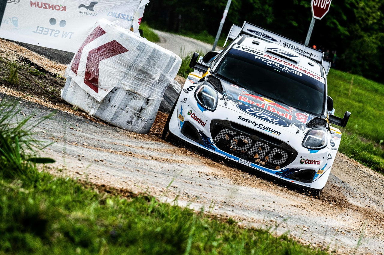 Ford Fiesta en acción durante el rally de Croacia 2024, derrapando en una curva de grava.