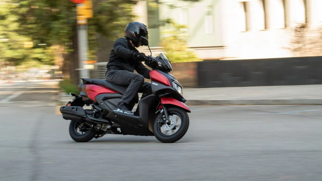 Instantánea dinámica del Yamaha RayZR 2024 en movimiento.