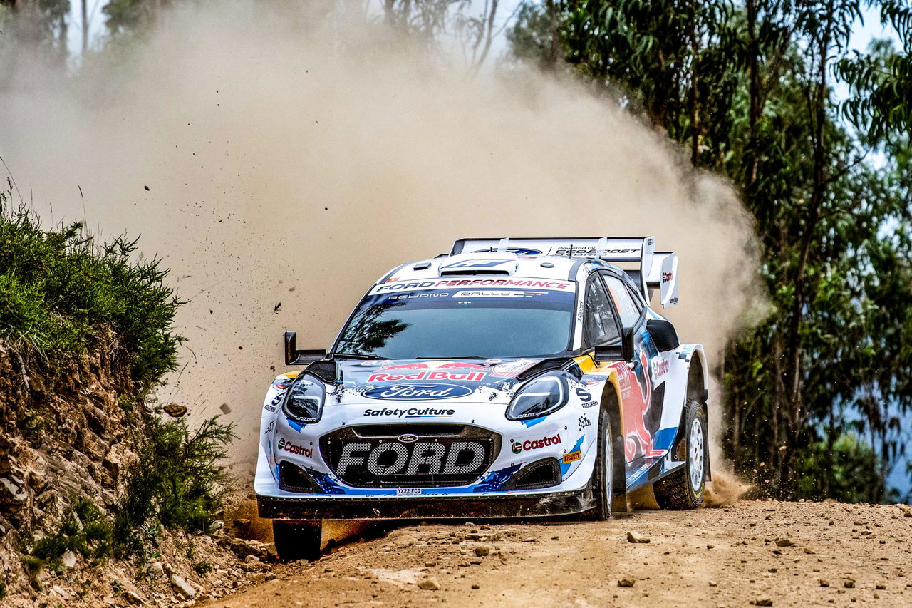 Ford Fiesta WRC deslizándose en tierra con habilidad y precisión