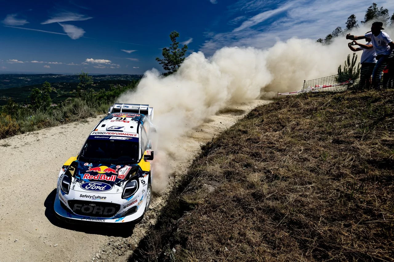 Ford Fiesta WRC en acción, levantando polvo en el Rally de Portugal